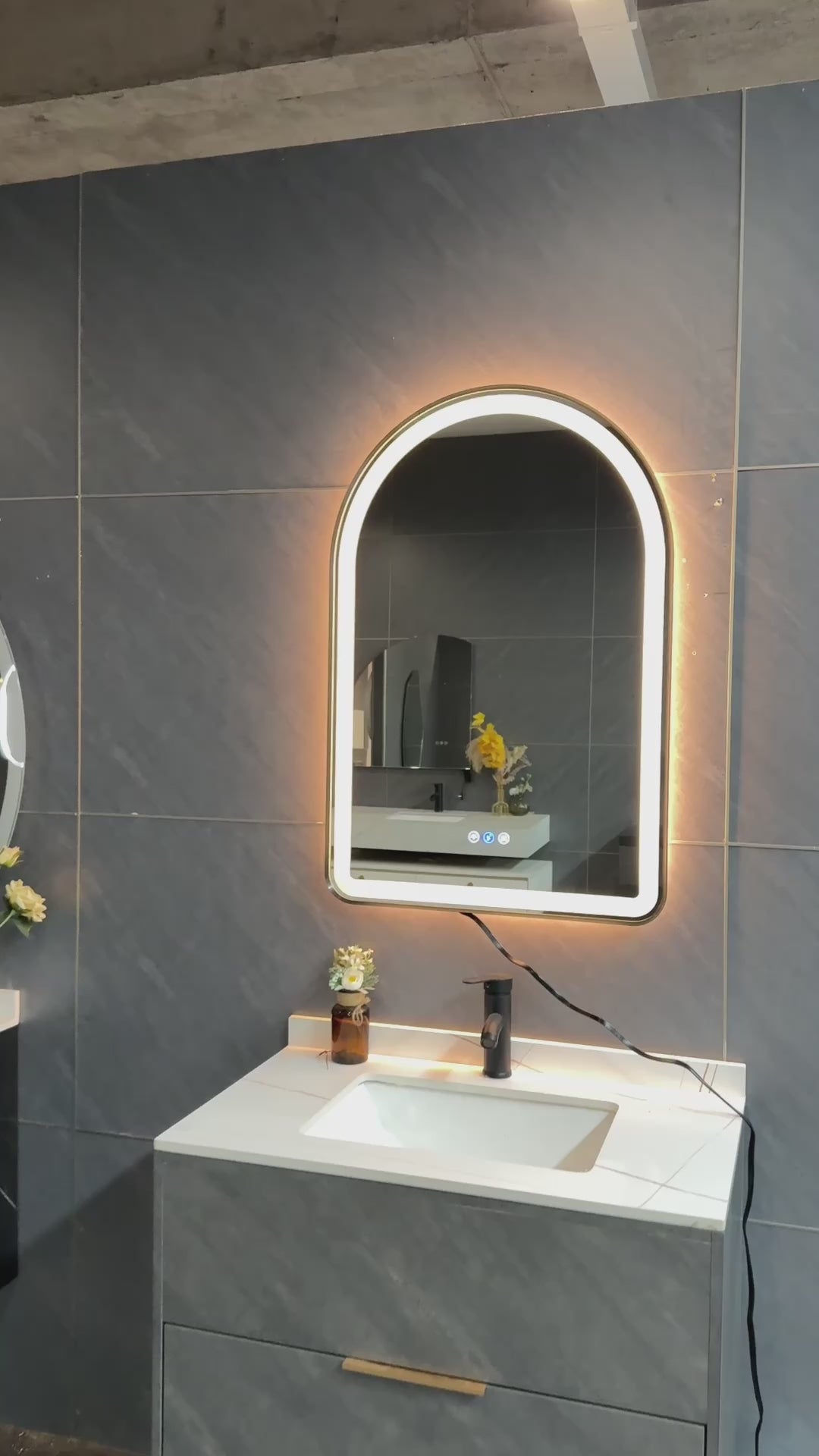Miroir intelligent Gloviea avec cadre noir brossé et éclairage LED intégré, intensité réglable, capteur de mouvement, anti-buée, fonction mémoire, éclairage avant et arrière