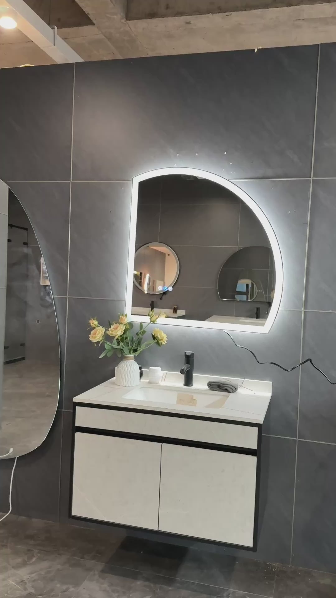 Miroir intelligent LED semi-circulaire Gloviea avec lumières, luminosité réglable et graduable, capteur de mouvement, anti-buée, fonction mémoire, design rétroéclairé avant et arrière (découpe droite/gauche)