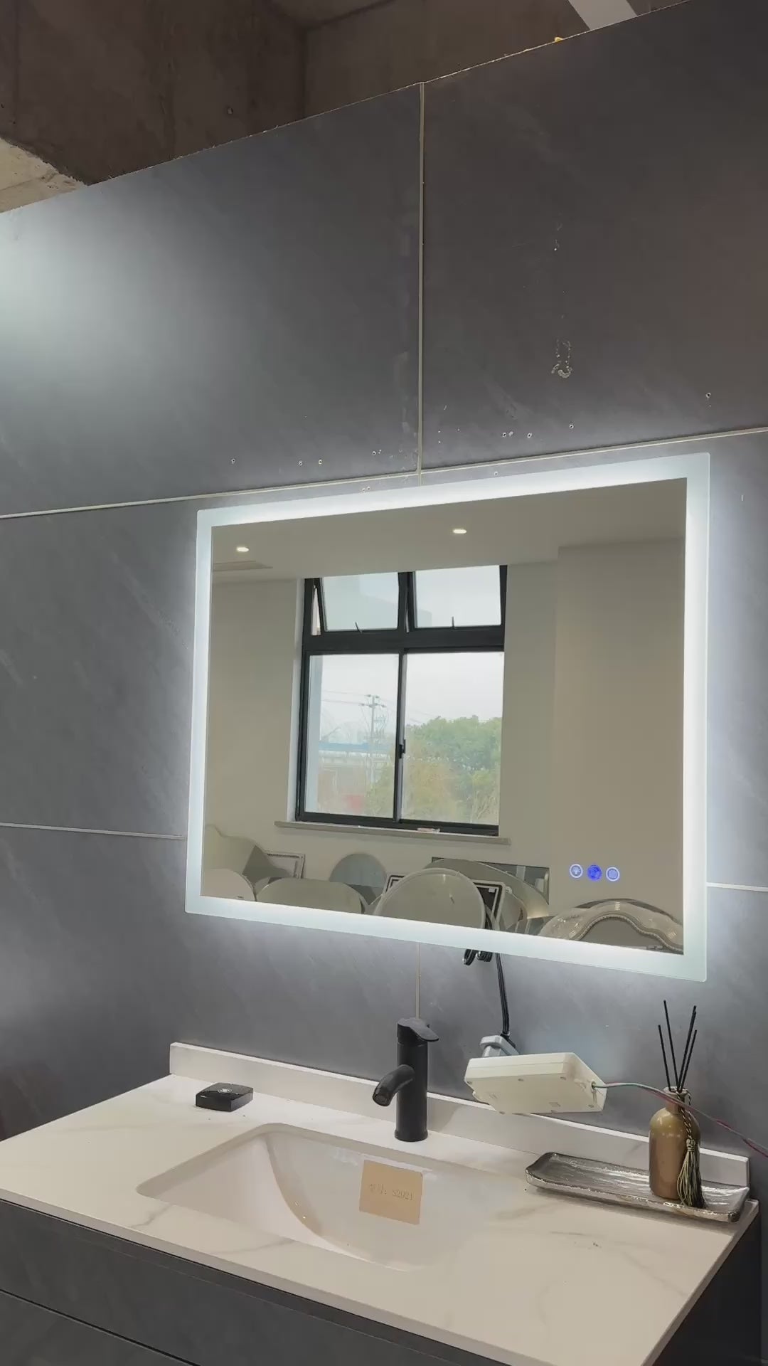 Gloviea Miroir LED intelligent rectangulaire avec lumières, intensité variable et luminosité réglable, capteur de mouvement, anti-buée, fonction mémoire, éclairage avant et arrière, design à bords polis