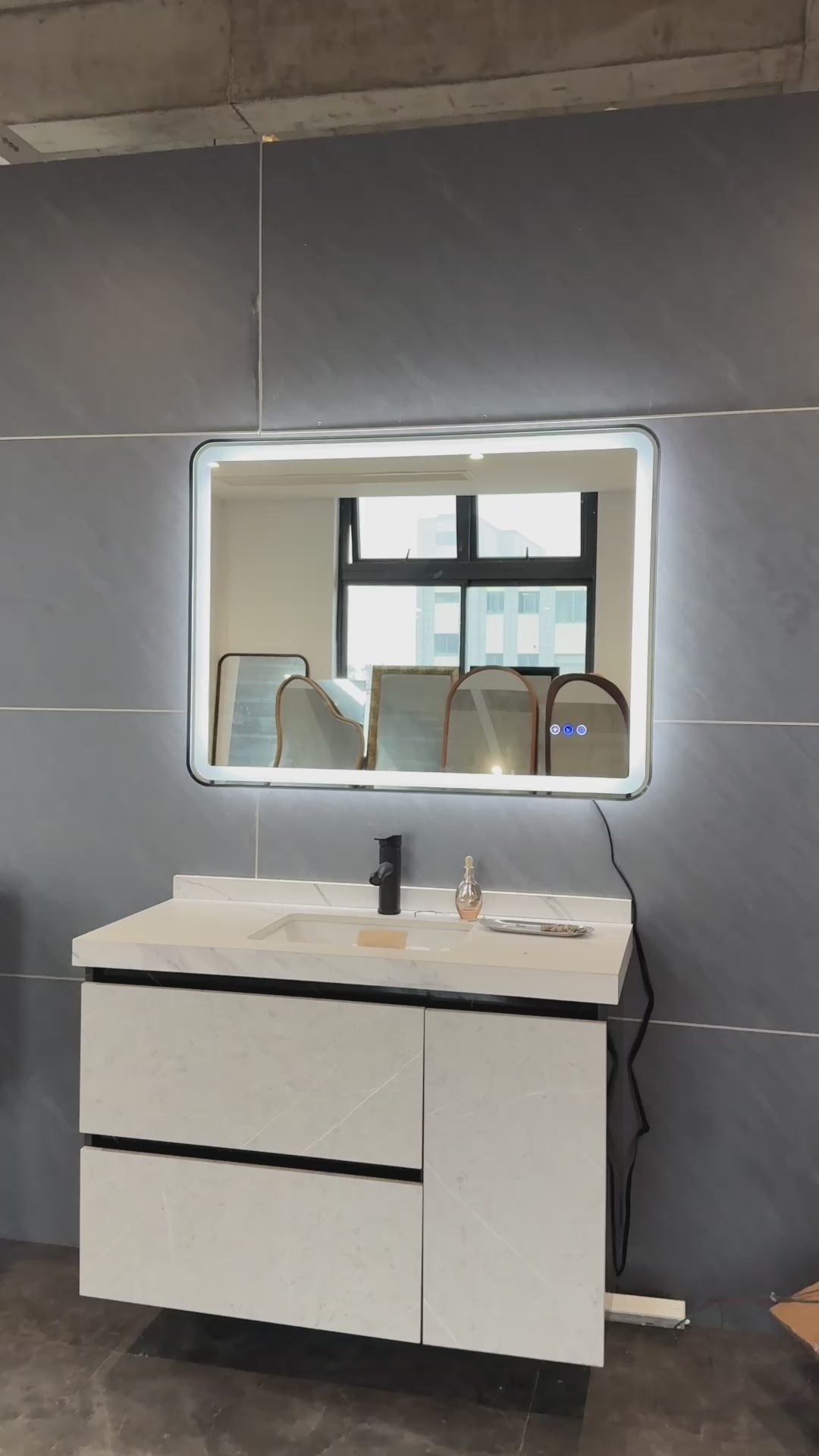 Gloviea Miroir LED intelligent rectangulaire à cadre noir brossé avec lumières, intensité et luminosité réglables, capteur de mouvement, anti-buée, fonction mémoire, design rétroéclairé